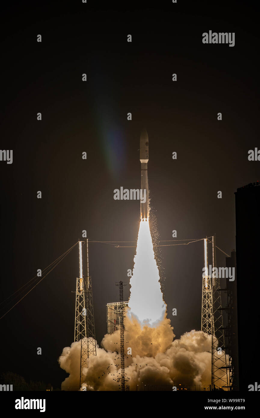 Lo spazio e il Missile Systems Center di U.S. Air Force di quinta estrema avanzata ad alta frequenza (AEHF-5 ) sulla cima di un regno di lancio dell'Alleanza Atlas V rocket solleva il giovedì, e il Agosto 8, 2019 at 6:13 a.m. EST da Space Launch Complex-41 alla Cape Canaveral Air Force Station, Florida. Foto Stock