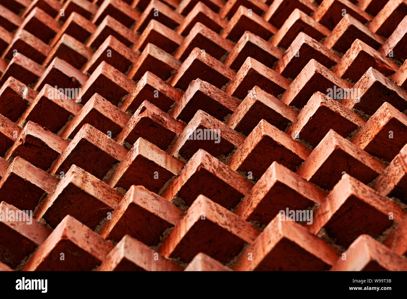 Mattoni rossi la formazione di pattern su una facciata nel centro di Umea vicino le informazioni turistiche Foto Stock