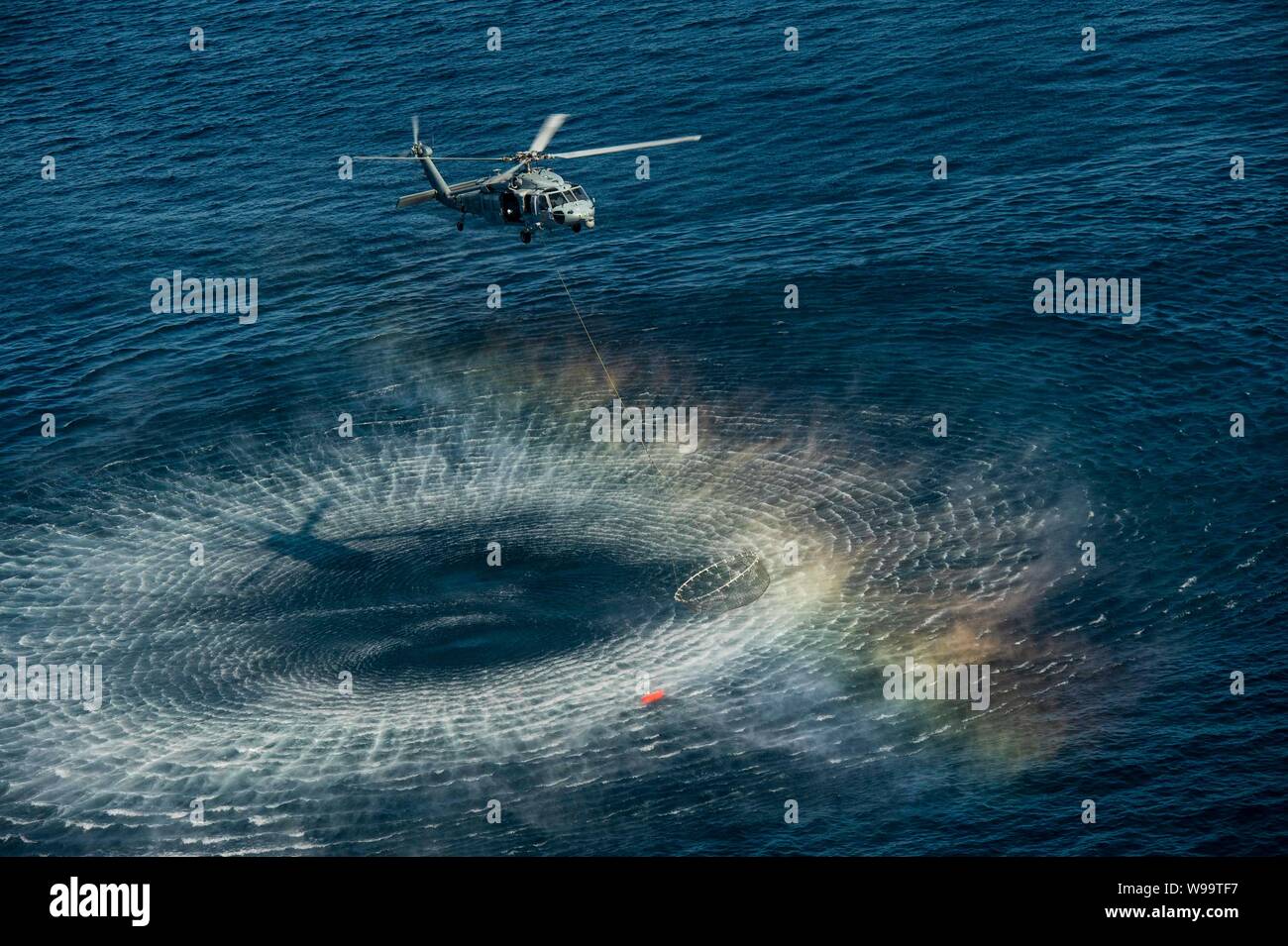 190811-N-KT825-0140 OCEANO ATLANTICO (Agosto 12, 2019) un MH-60S Sea Hawk assegnato al 'Dusty cani' di elicottero di mare squadrone di combattimento (HSC) 7 e volato da piloti dal 'Merlins' di HSC 3 recupera un anti-siluro siluro lanciato dalla portaerei USS Dwight D. Eisenhower CVN (69). Ike è in corso di realizzazione per un onload di munizioni in preparazione per le operazioni future. (U.S. Foto di Marina di Massa lo specialista di comunicazione di terza classe Sawyer Haskins) Foto Stock