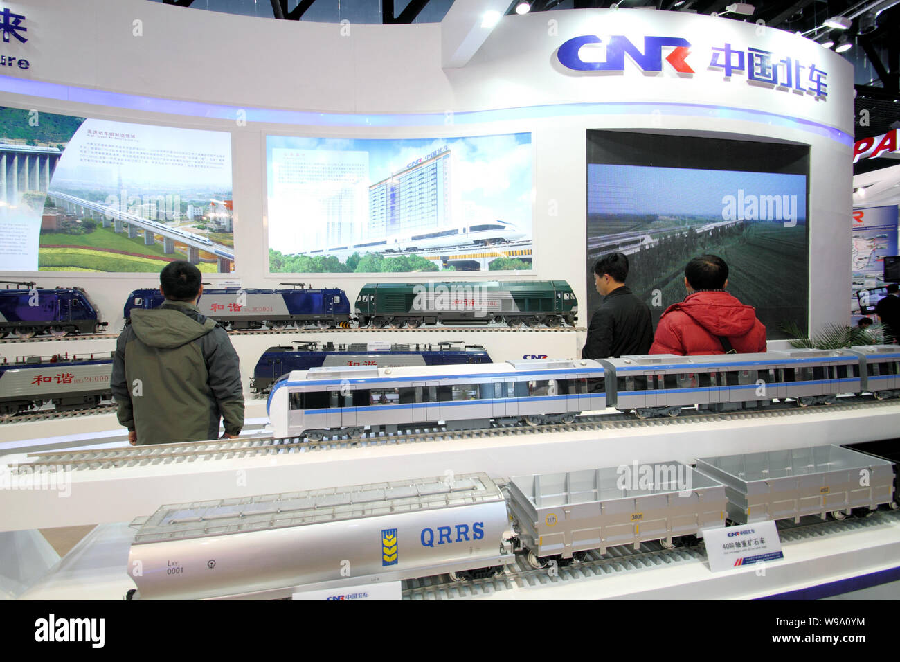 I visitatori di esaminare i modelli di HXD locomotive elettriche presso lo stand della Cina CNR Corporation Limited durante il moderno ferrovie 2010 a Pechino, mento Foto Stock