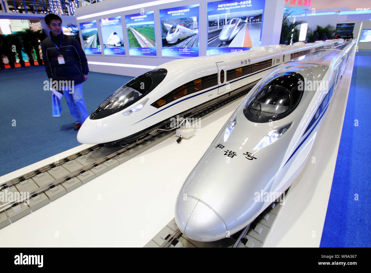 Un uomo cinese guarda i modelli di CRH (Cina ferrovia ad alta velocità) 380A e 380B i treni durante la moderna Ferrovia 2010 a Pechino, Cina, 6 Dicembre Foto Stock