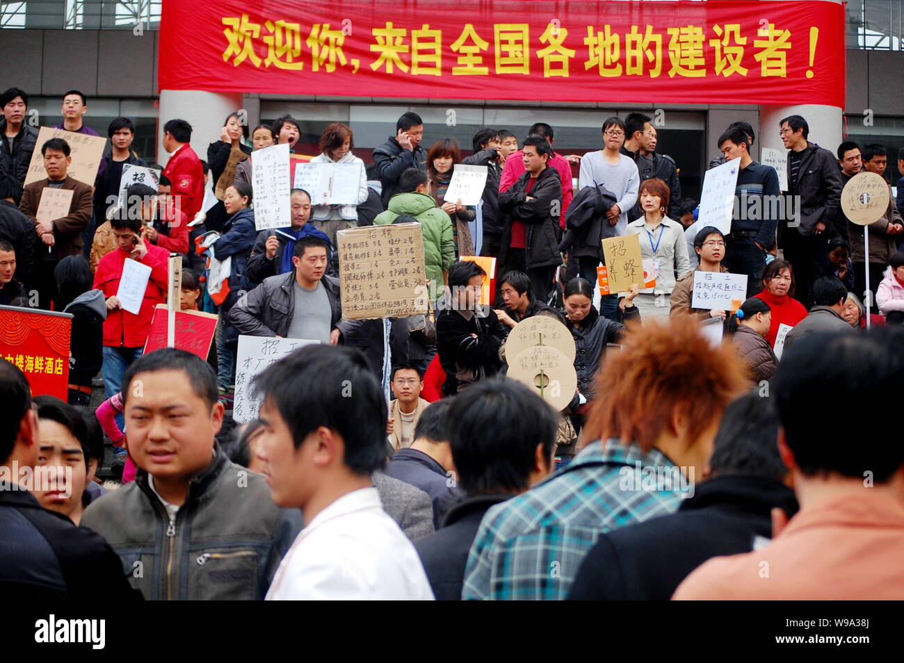 Fabbrica cinese rappresentanti visualizza offerte di lavoro in un mercato del lavoro in Yiwu City East Chinas nella provincia di Zhejiang, 24 febbraio 2010. La penuria di manodopera in Foto Stock