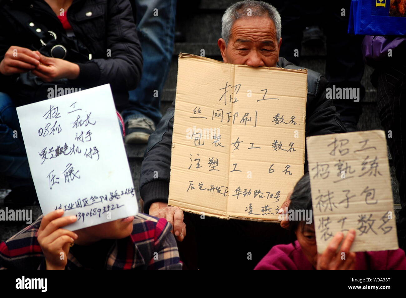 Fabbrica cinese rappresentanti visualizza offerte di lavoro in un mercato del lavoro in Yiwu City East Chinas nella provincia di Zhejiang, 24 febbraio 2010. La penuria di manodopera in Foto Stock