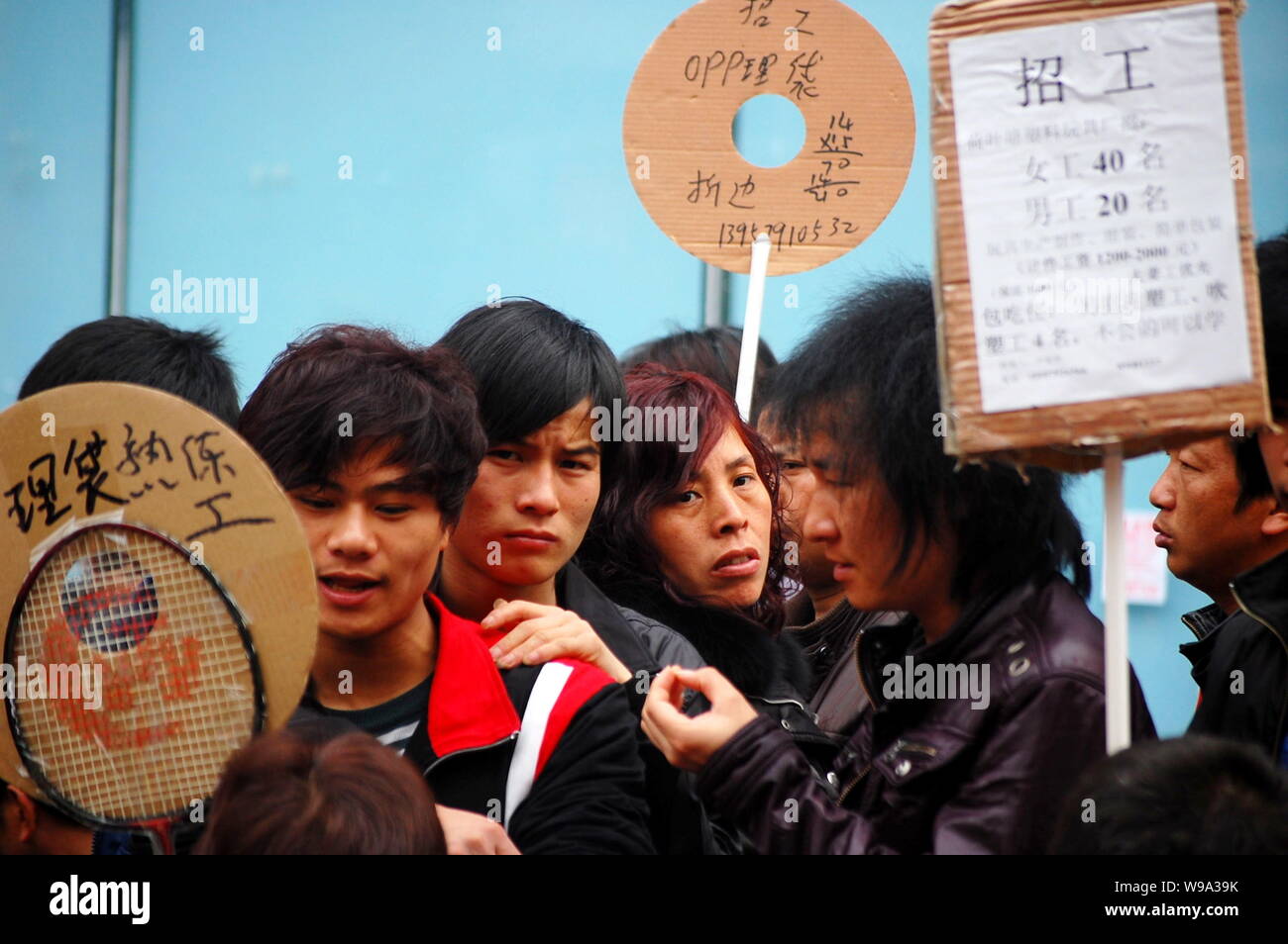 Fabbrica cinese rappresentanti visualizza offerte di lavoro in un mercato del lavoro in Yiwu City East Chinas nella provincia di Zhejiang, 24 febbraio 2010. La penuria di manodopera in Foto Stock