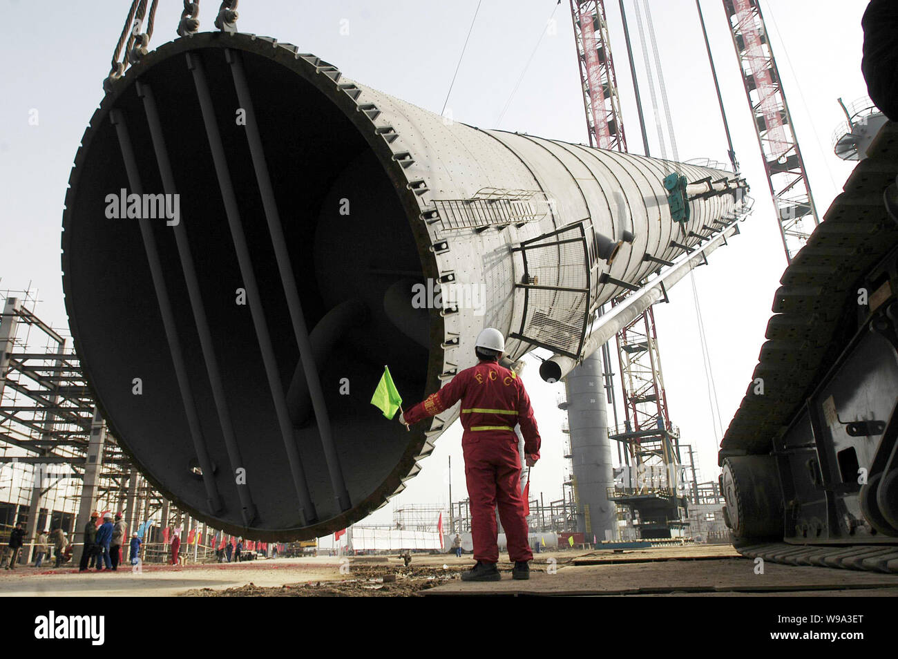 --FILE--un lavoratore cinese dirige una gru per sollevare un installazione presso il cantiere per la costruzione di un impianto di etilene di Sinopec di Tianjin, Cina, 2 Dicembre Foto Stock