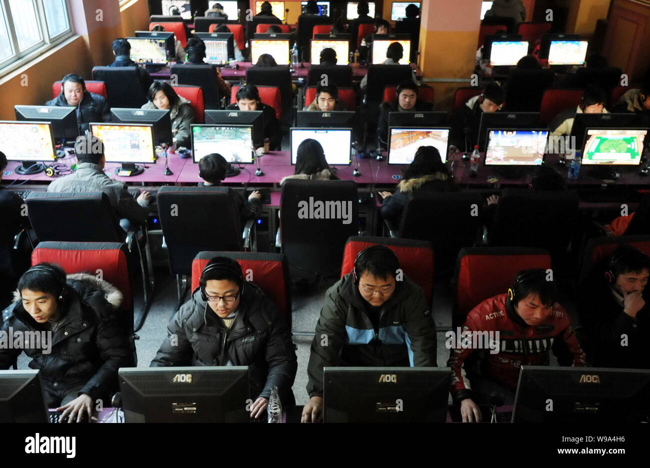 --FILE--giovani utenti cinesi di Internet giochi online in un Internet cafè a Wuhan City, porcellane centrale provincia di Hubei, 23 gennaio 2010. A Internet Foto Stock