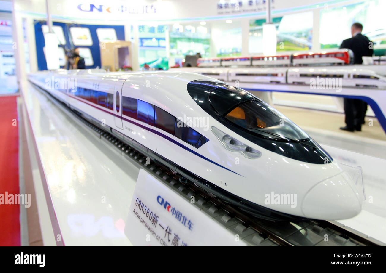 Un modello di CRH (Cina ferrovia ad alta velocità) 380B treno è visibile sul display durante la moderna Ferrovia 2010 a Pechino, in Cina, 6 dicembre 2010. Mod Foto Stock