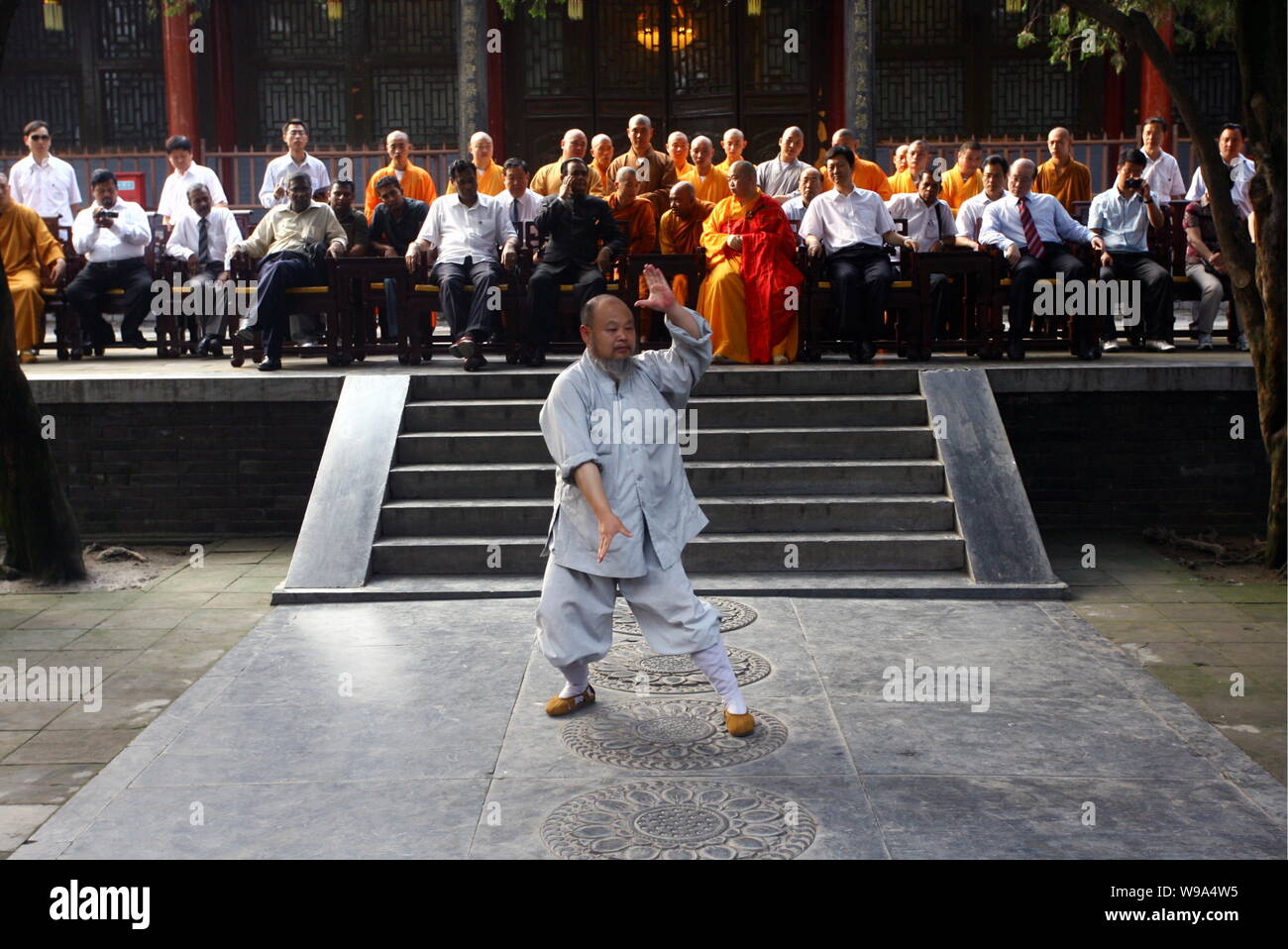 Primo Ministro dello Sri Lanka D.M. Jayaratne C, posteriore) orologi un  monaco esecuzione di Kungfu cinese presso il Tempio Shaolin in Dengfeng,  central Chinas Henan Pr Foto stock - Alamy