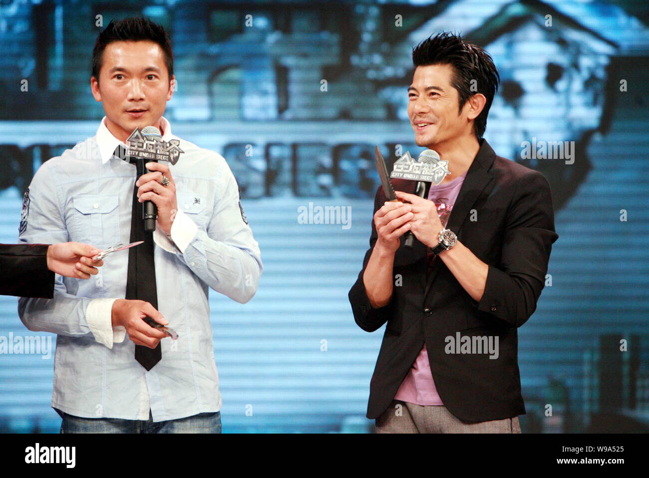 Attore Taiwanese Collin Chou, a sinistra e a Hong Kong il cantante e attore Aaron Kwok sono visti nel corso di una conferenza stampa per il film, città sotto assedio, in essere Foto Stock