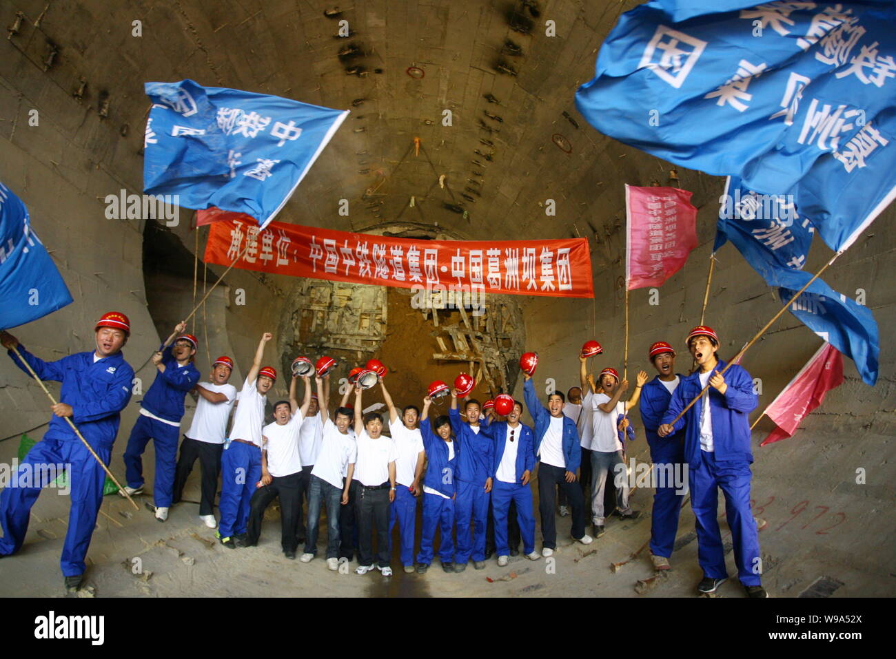 Costruzione cinese lavoratori celebrare per la conquista del tunnel sotto il Fiume Giallo (o Huanghe) a metà percorso del sud-per-Nort Foto Stock