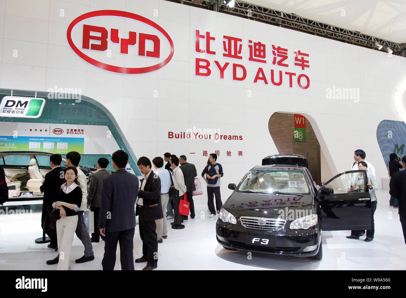 --FILE--i visitatori guardano BYD Auto al tredicesimo Shanghai industria automobilistica internazionale mostra, noto come auto Shanghai 2009, in Cina a Shanghai, Foto Stock