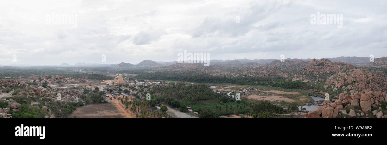 Panoramica Vista aerea di Virupaksha o Pampapati tempio e tutto dalla cima della collina Matanga Hampi, Karnataka, India Foto Stock