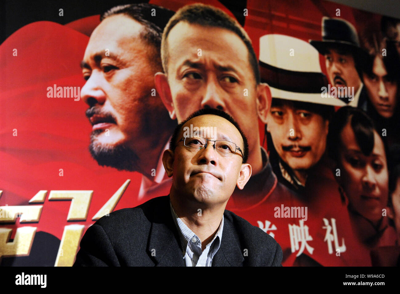 Il cinese attore e regista Jiang Wen è visto in occasione di una conferenza stampa per la premiere del film, lasciate che i proiettili volanti, a Pechino, in Cina, il 6 Dicembre 2 Foto Stock