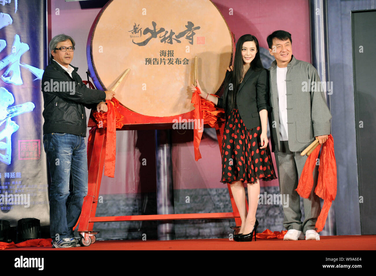 (Da sinistra) Hong Kong regista Benny Chan, attrice cinese Fan Bingbing e Hong Kong kungfu superstar Jackie Chan posare in occasione di una conferenza stampa a Foto Stock