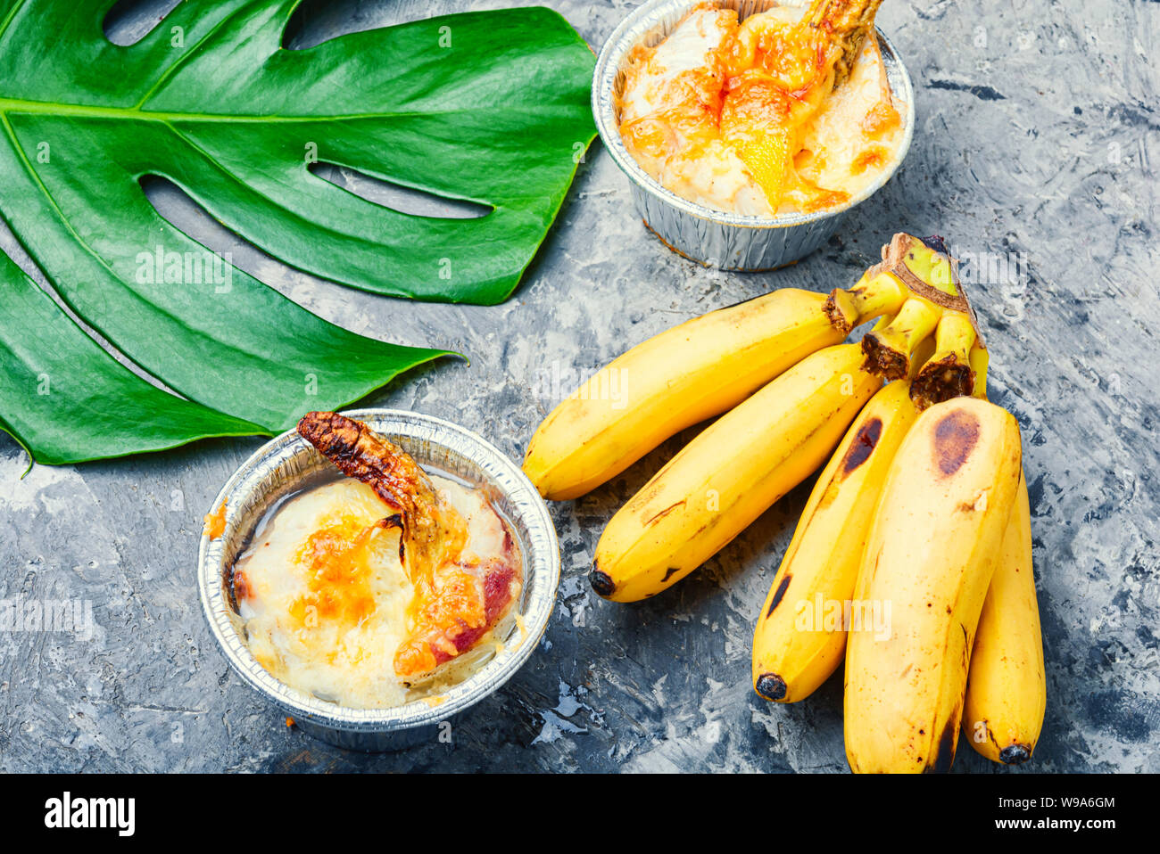 Pesce al forno con banana.Pangasius filetto con banana Foto Stock