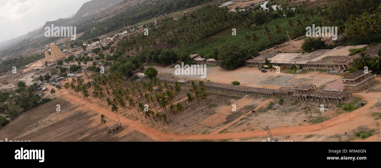 Panoramica Vista aerea di Virupaksha o Pampapati tempio e tutto dalla cima della collina Matanga Hampi, Karnataka, India Foto Stock