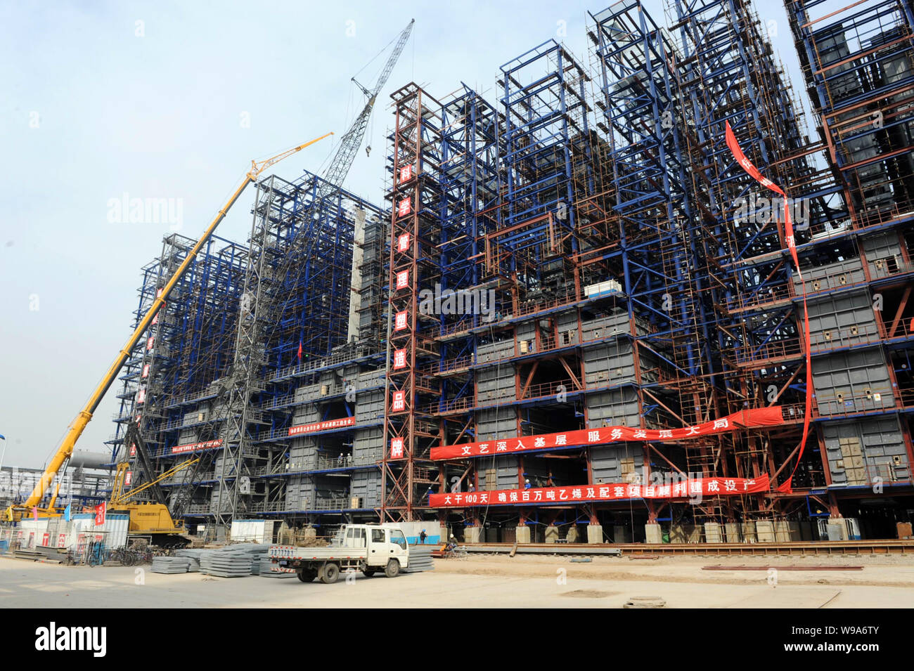 --FILE -- un impianto di etilene di Sinopec è in costruzione a Tianjin, Cina, 11 marzo 2009. Il governo cinese è accelerare lo sviluppo o Foto Stock