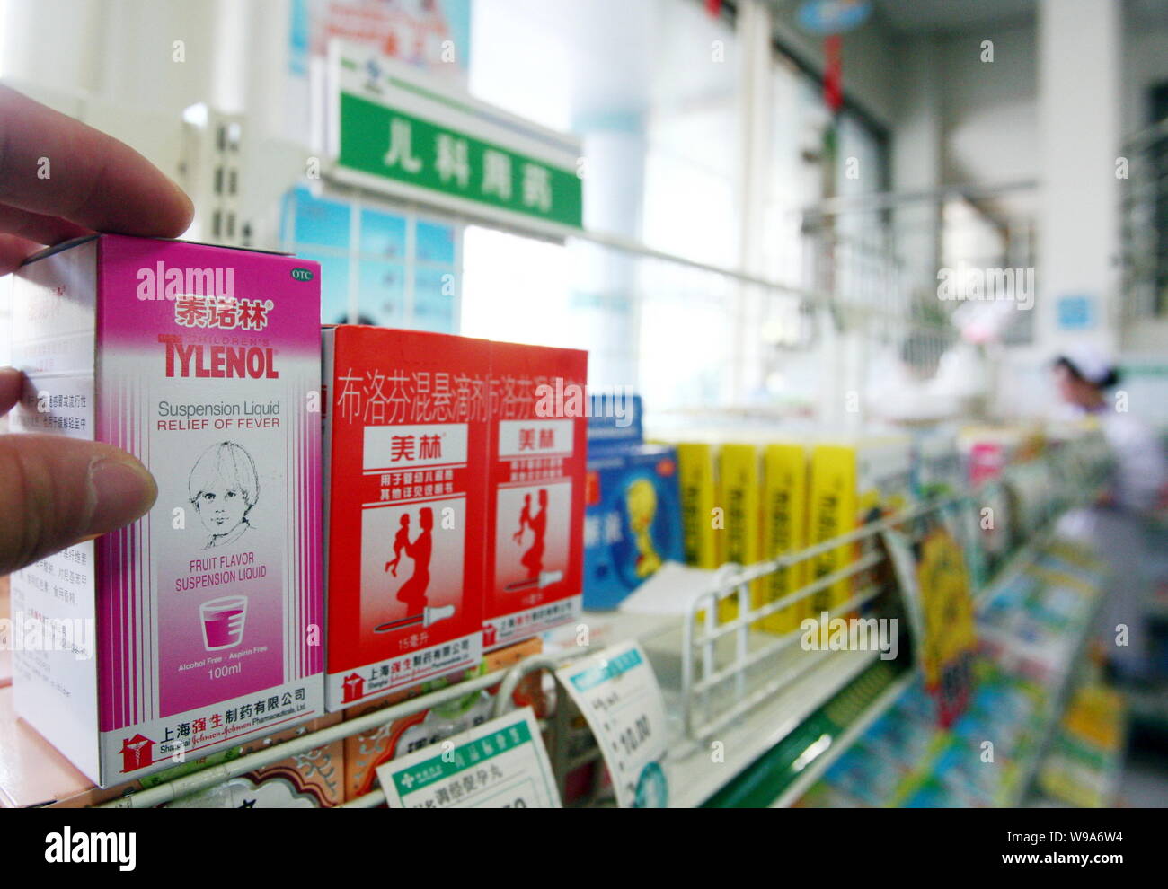 Tylenol e Motrin, bambini medicinali fabbricati da Shanghai Johnson & Johnson Pharmaceutical Ltd., sono visti per la vendita in farmacia in Shijiaz Foto Stock