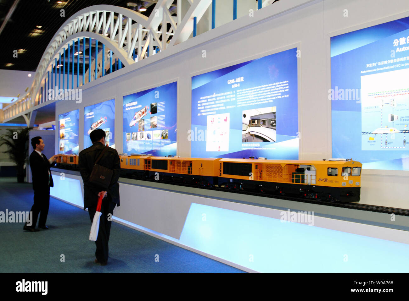 Visitatori guarda al modello di una GMC-96X treno durante la moderna Ferrovia 2010 a Pechino, in Cina, 6 dicembre 2010. Ferrovie moderne 2010 è in fase di hel Foto Stock