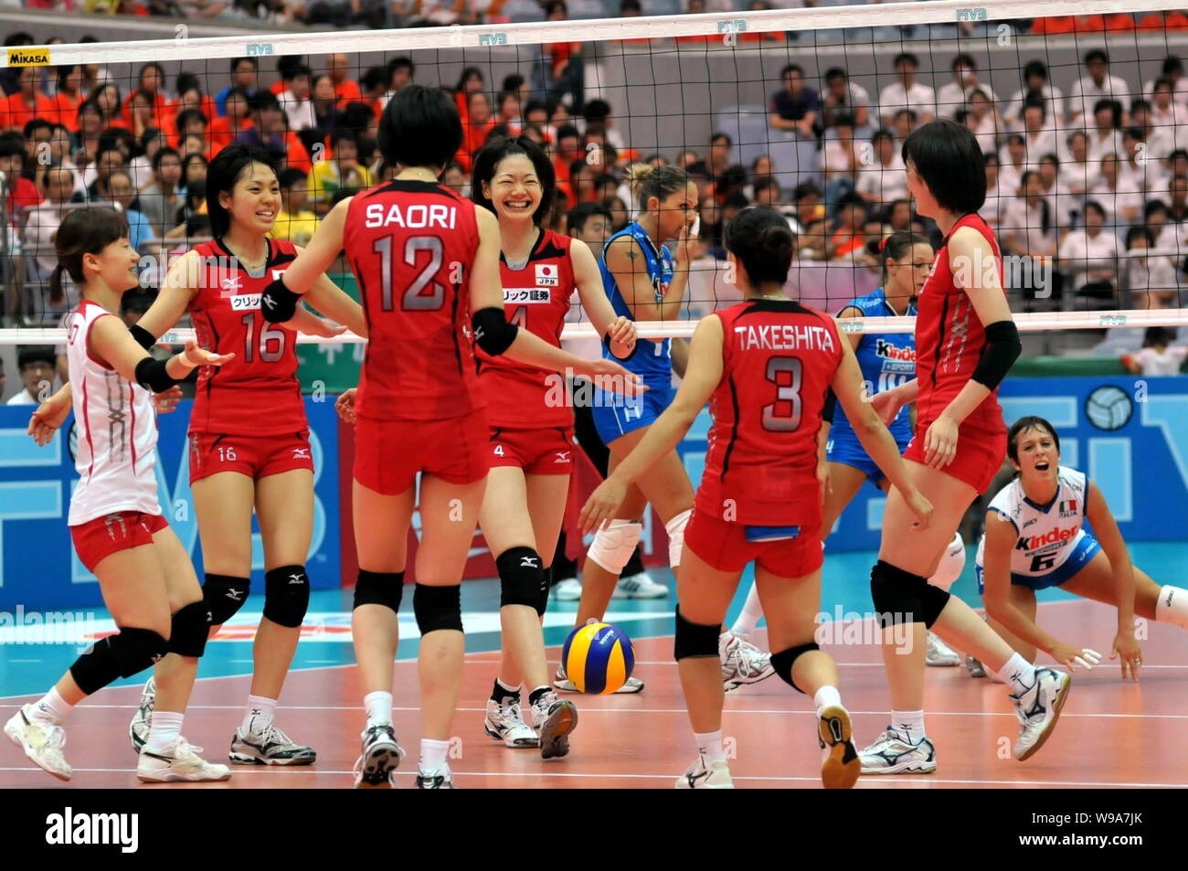 I giocatori giapponesi celebrano la loro vittoria in Italia in una partita di pallavolo della fase finale del 2010 FIVB World Grand Prix in Beilun, città di Ningbo, Foto Stock