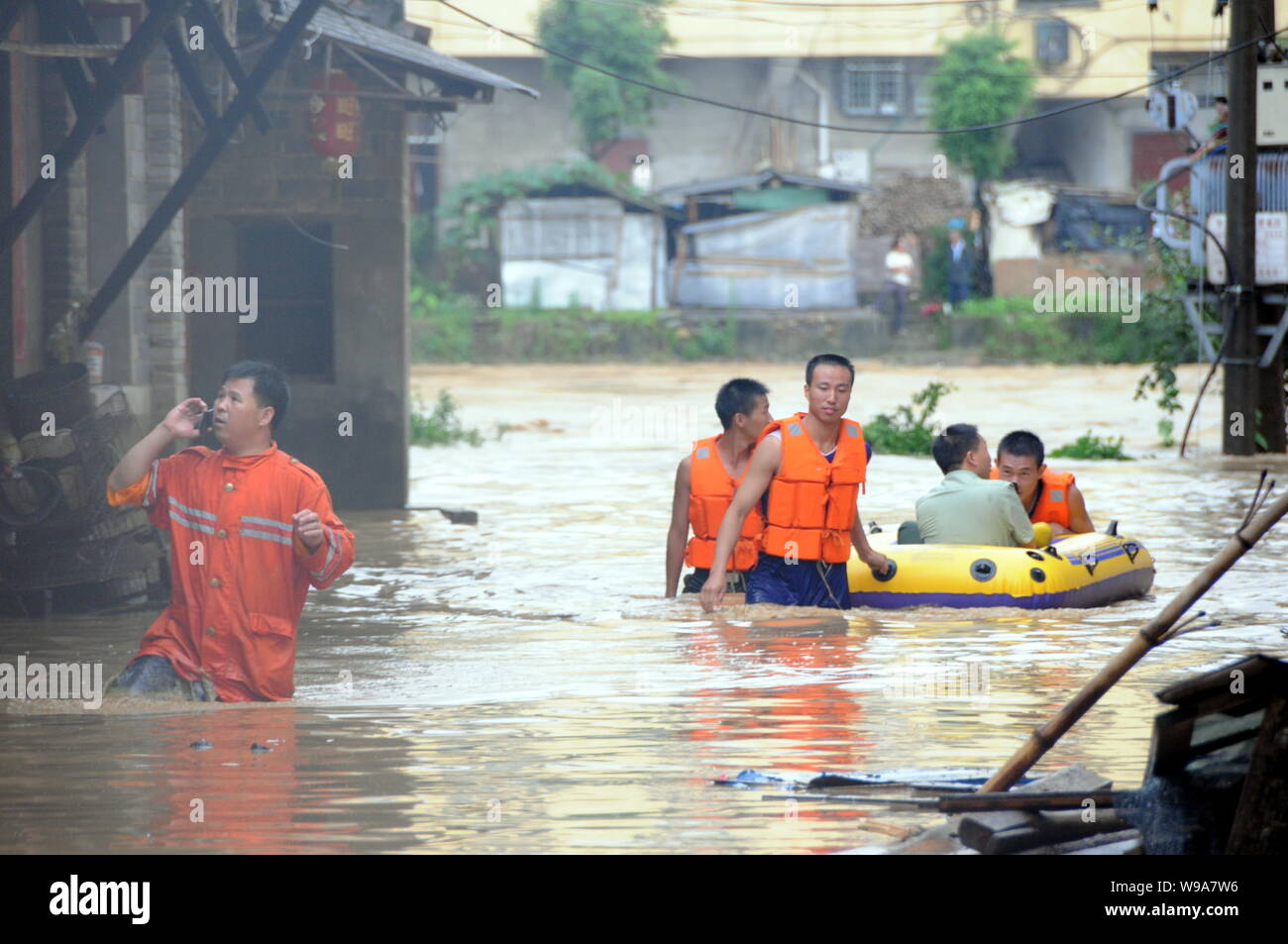 I soccorritori cinesi a piedi in alluvioni per cercare i residenti locali intrappolato dalle inondazioni verificatesi dopo la pioggia nella città di Wuzhou, est Chinas provincia di Jiangxi, 18 Foto Stock