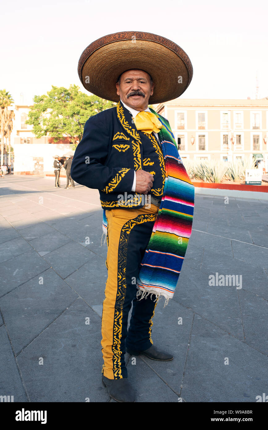 Mariachi (tra molti concorrente mariachi) in attesa di essere assunti per una improvvisata nel-l-plaza serenata. Piazza Garibaldi, a Città del Messico. Giu 2019 Foto Stock