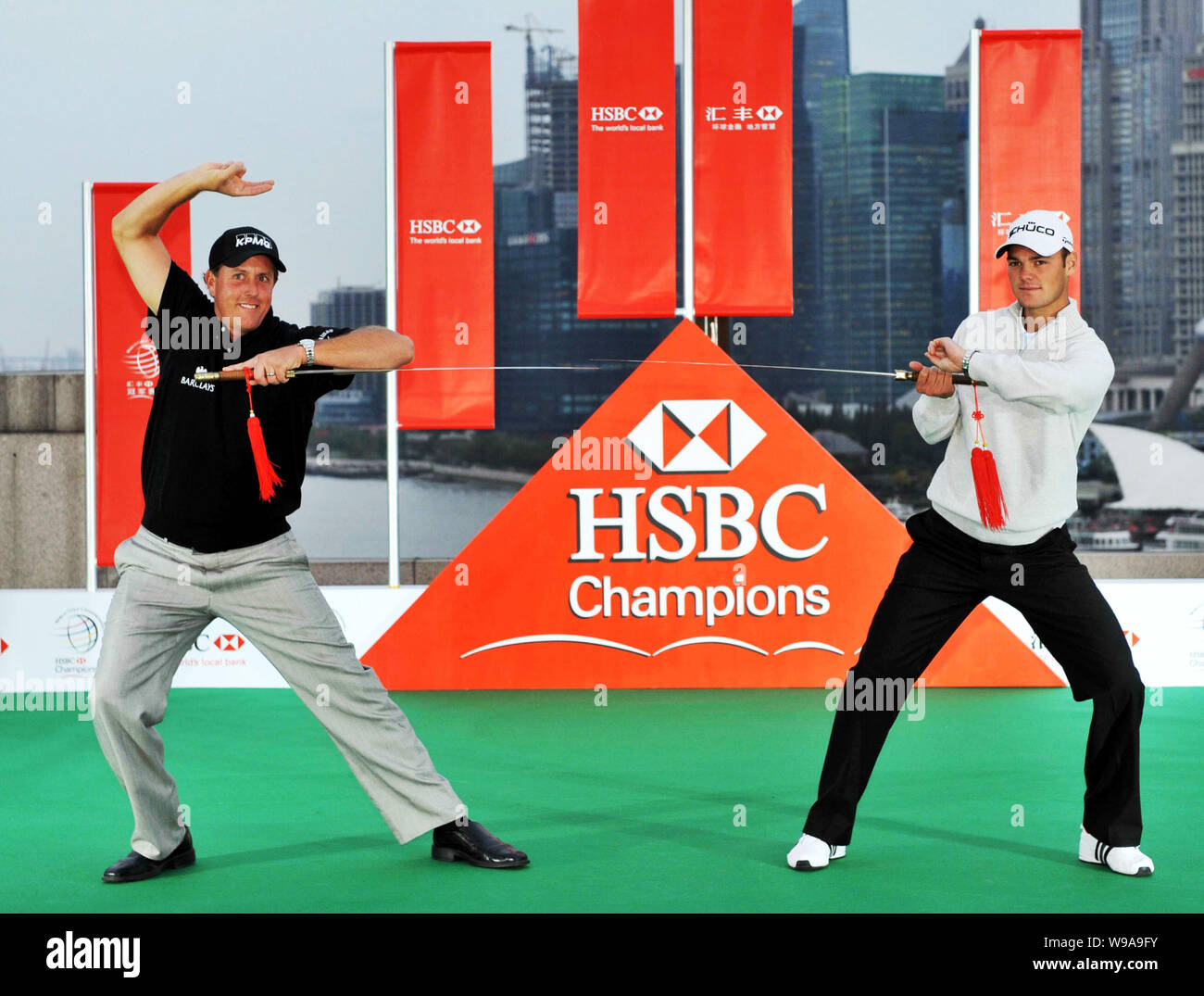 Noi golfista Phil Mickelson e golfista tedesco Martin Kaymer praticare il Tai Chi spada in occasione di una conferenza stampa per la HSBC Golf Champions 2010 sul Bund Foto Stock