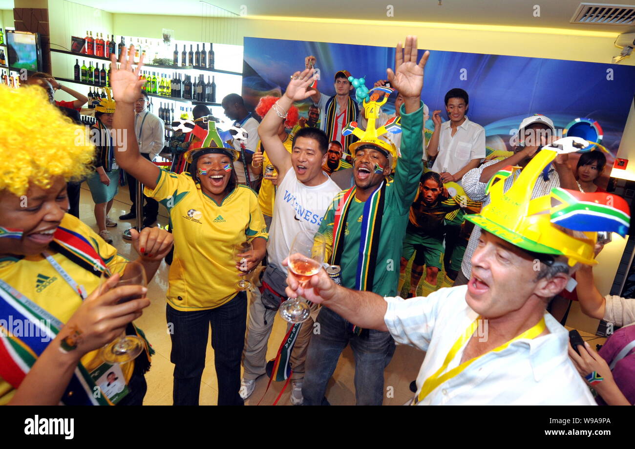 Gli appassionati di calcio e expo visitatori allegria durante una solenne celebrazione per l apertura della Coppa del Mondo 2010 in Sudafrica all'interno del Sudafrica Pavilion nel Wo Foto Stock