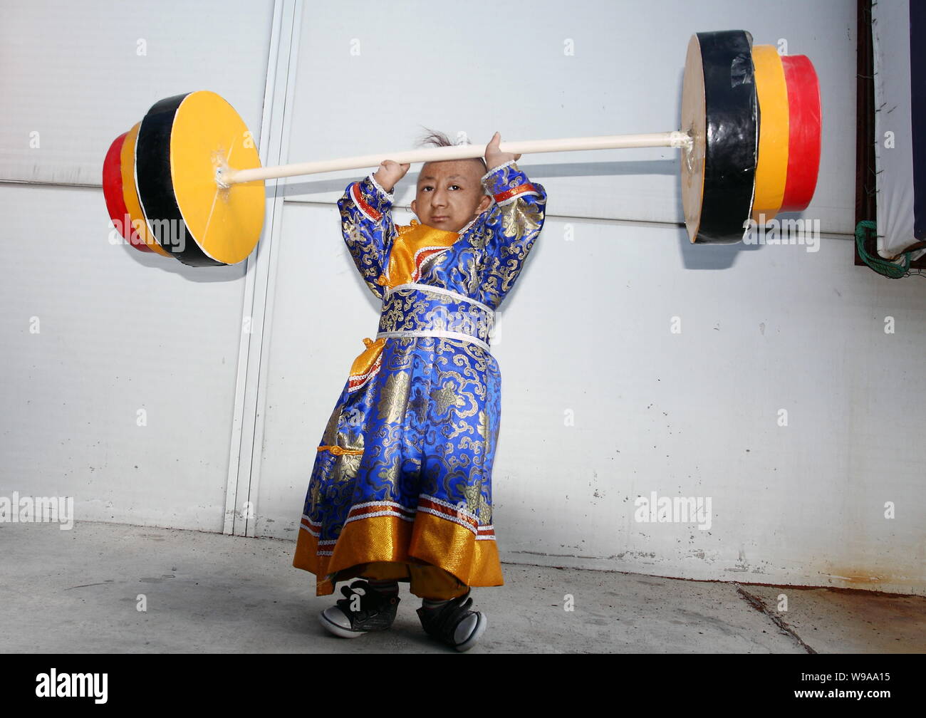 --FILE-- i mondi più breve uomo Egli Pingping solleva un giocattolo barbell durante una performance nella città di Jilin, nordest Chinas provincia di Jilin, 29 agosto, 20 Foto Stock