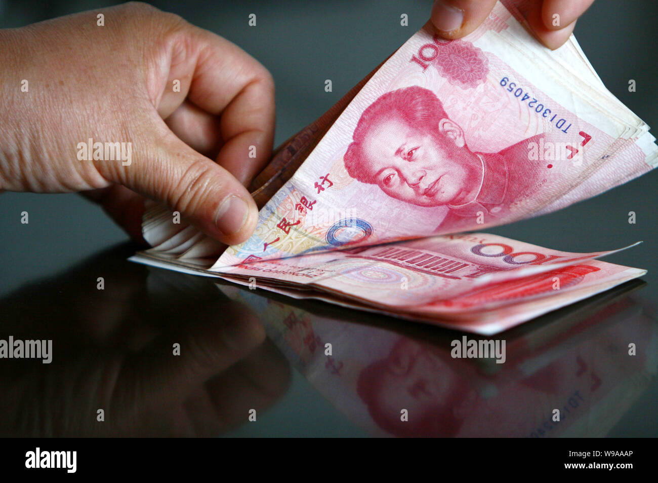 Un cinese residente conta (RMB) renminbi yuan banconote in città Fuyang, est Chinas provincia di Anhui, 13 ottobre 2010. Il valore di yuan, porcellane curre Foto Stock