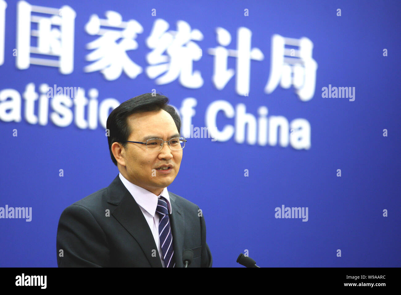 Sheng Laiyun, portavoce del Dipartimento Nazionale di Statistica (NBS), parla nel corso di una conferenza stampa a Pechino in Cina, 11 novembre 2010. Chinas consumer Foto Stock