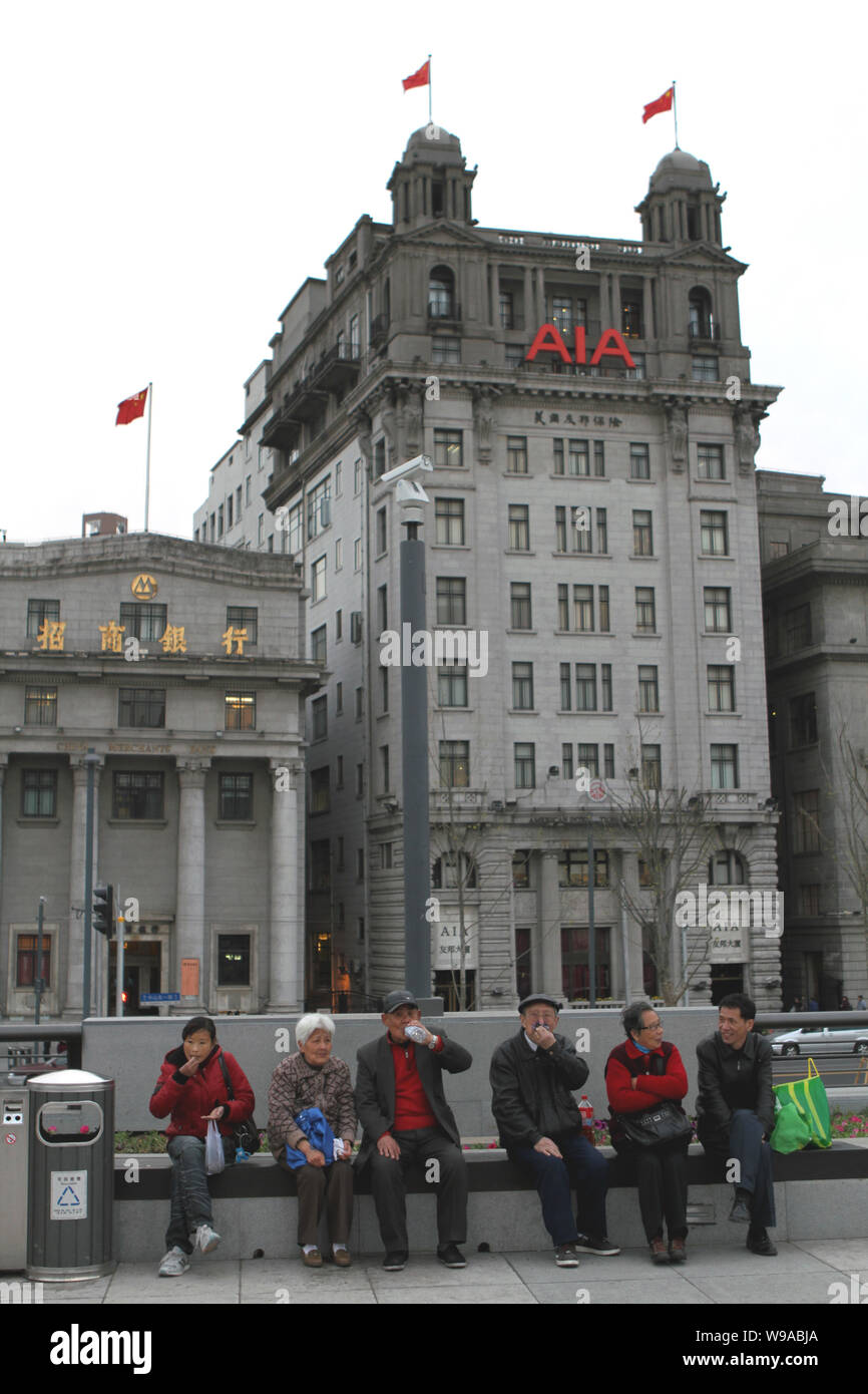 I residenti locali sono visti nei pressi dell'AIA edificio sul Bund a Shanghai in Cina, 7 aprile 2010. American International Group Inc. ha sollevato un record HK$1 Foto Stock