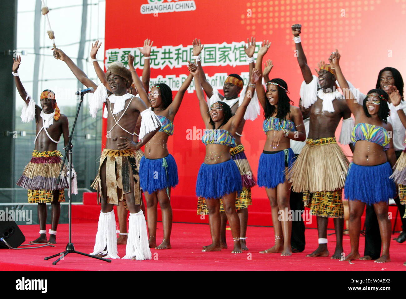 Animatori mozambicana eseguire durante una celebrazione per la Giornata nazionale per la Repubblica del Mozambico nel mondo Expo Park in Cina a Shanghai, 25 Foto Stock