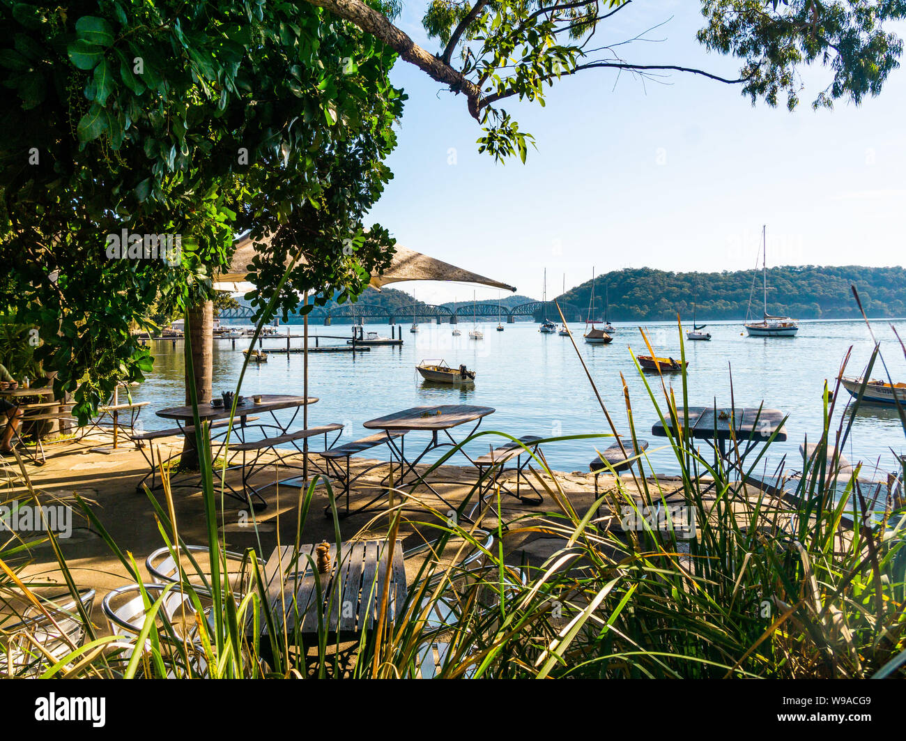 Il rilassato waterside cafe su Dangar Isola, NSW Central Coast Foto Stock