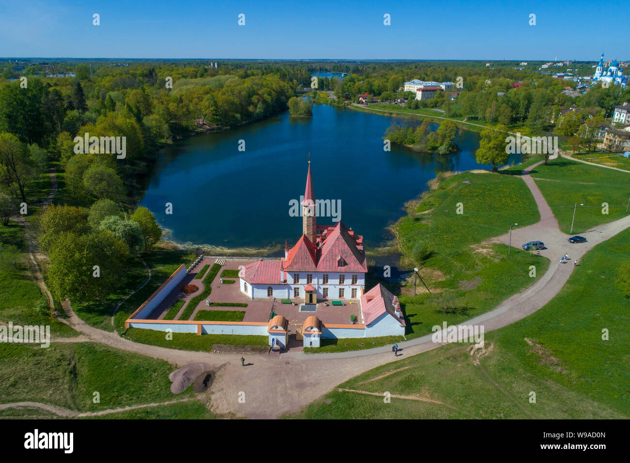 Vista del Priory Palace e Lago nero su un soleggiato giorno di maggio (fotografia aerea). Gatchina, Russia Foto Stock