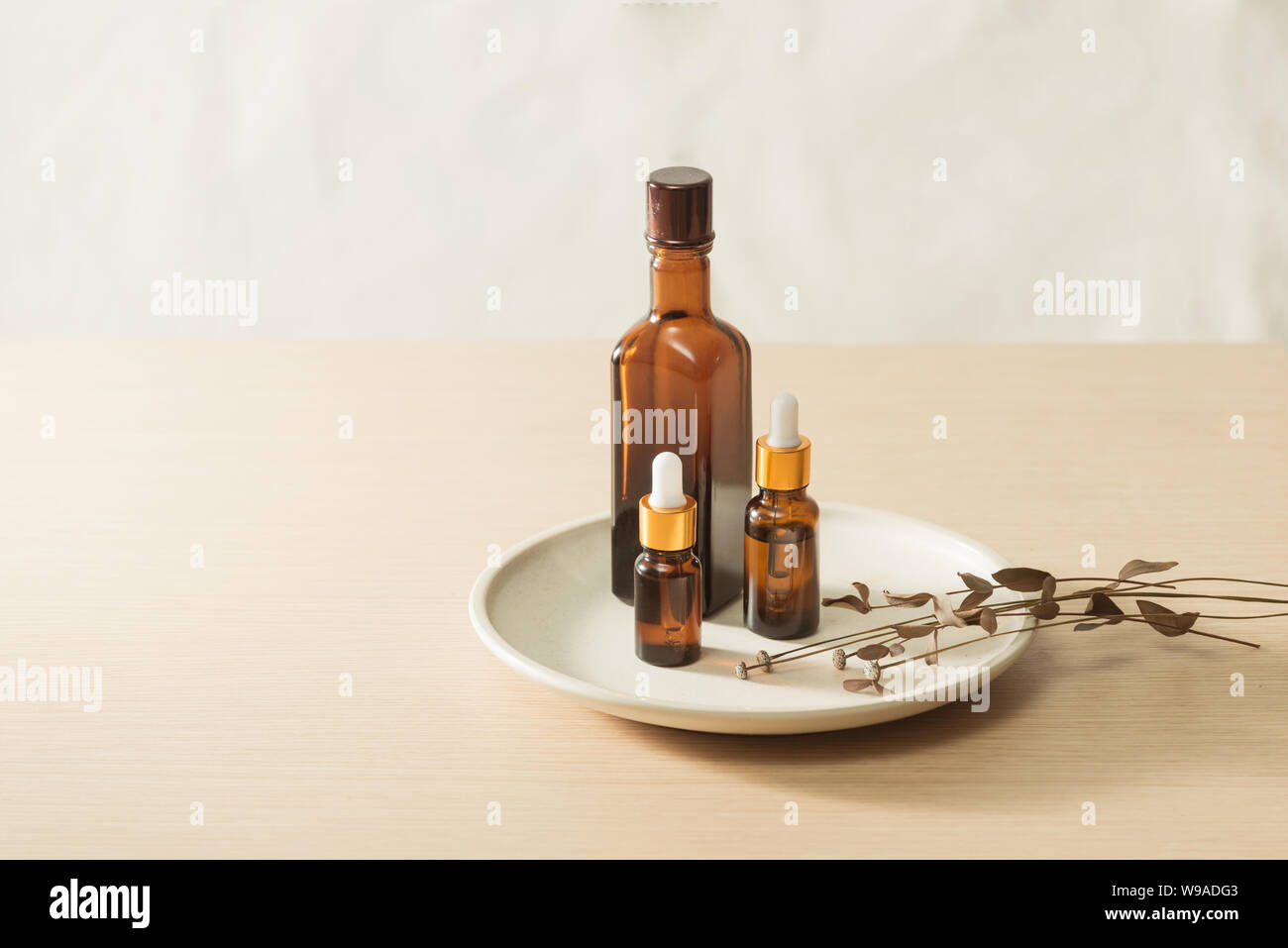 Naturale per la cura della pelle, organico a base di erbe prodotto di bellezza scoperta presso il laboratorio di scienze, Foto Stock