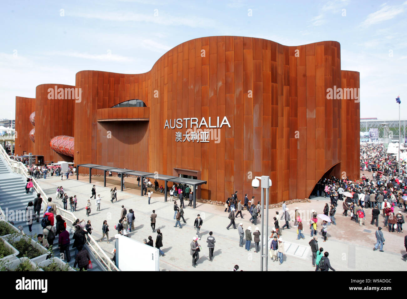 Folla di visitatori del Padiglione Canada durante la prova di funzionamento del sito dell'Expo di Shanghai, Cina, 25 aprile 2010. Shanghai World Expo ha ricevuto Foto Stock