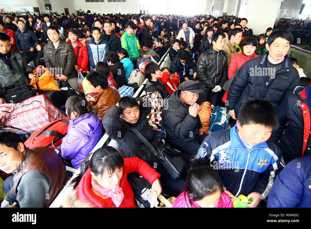 Una folla di passeggeri cinesi attendere per loro convogli a Fuyang Stazione ferroviaria durante la post-vacanza traffico rush in città Fuyang, est Chinas Anhu Foto Stock