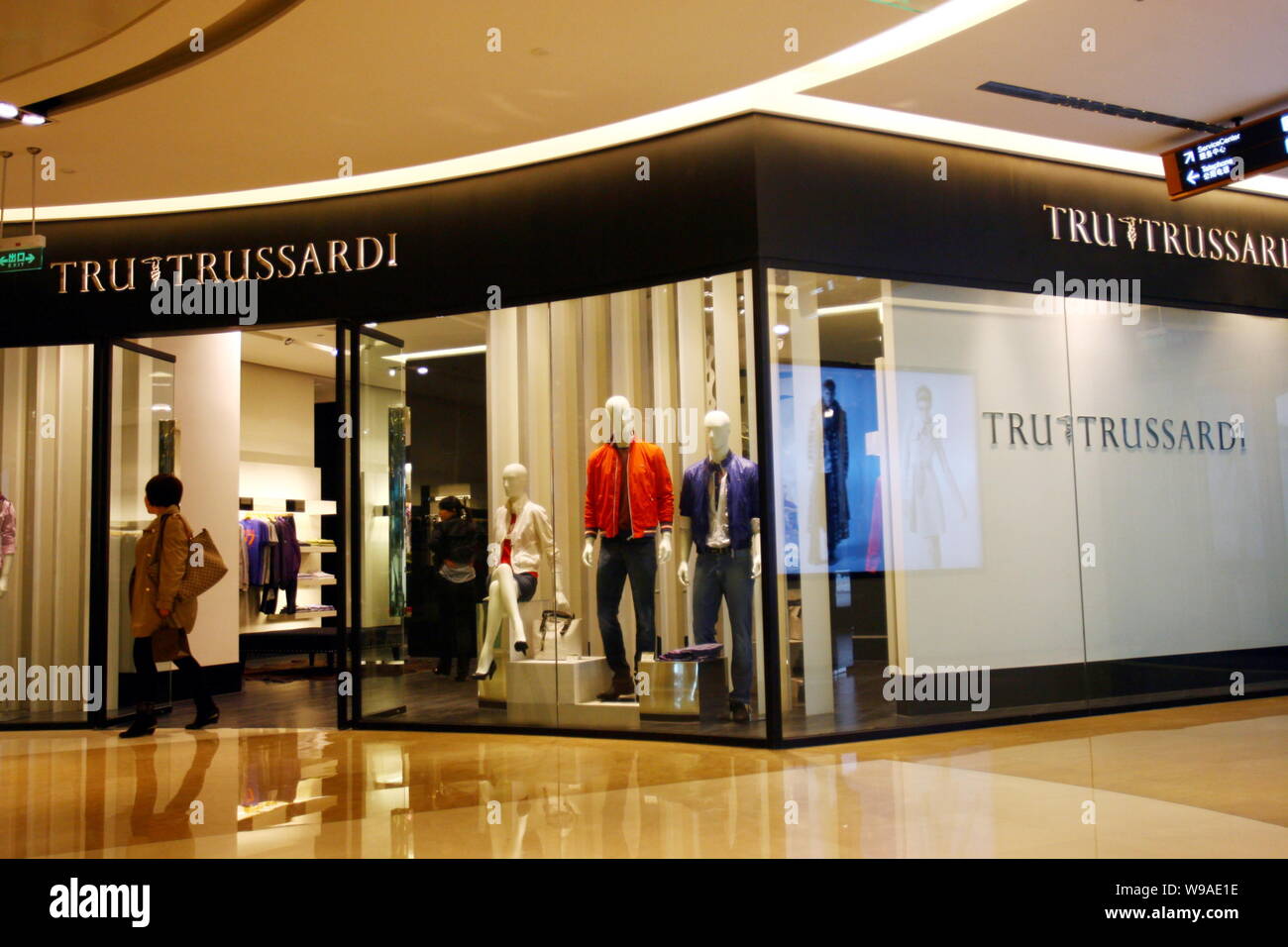 Un cliente lascia un Trussardi boutique nella Città di Ningbo, est Chinas nella provincia di Zhejiang, 15 marzo 2010. Vestiti importati da alcuni del mondo top lux Foto Stock