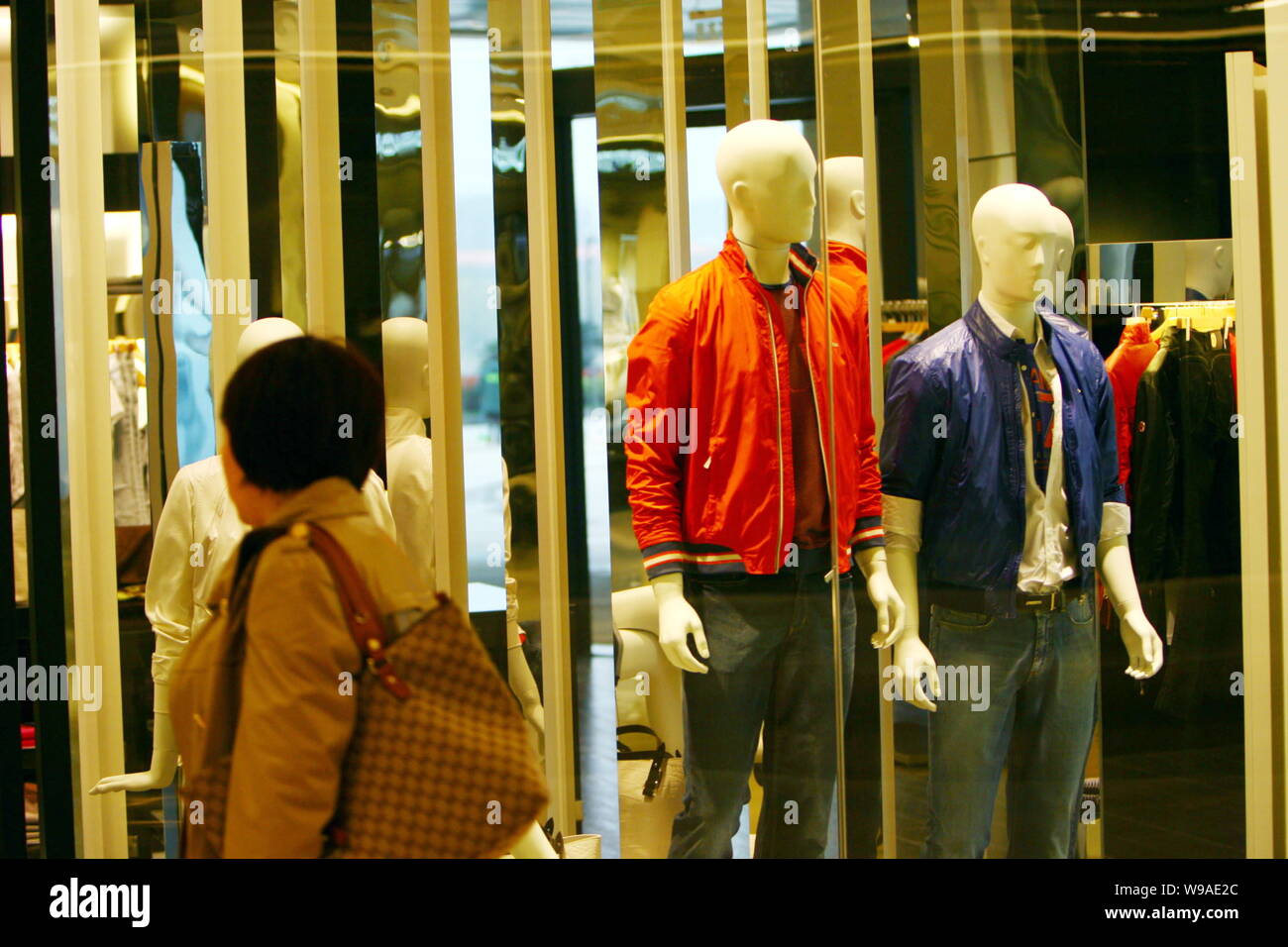 Una cliente entra passato un Trussardi boutique nella Città di Ningbo, est Chinas nella provincia di Zhejiang, 15 marzo 2010. Vestiti importati da alcuni del mondo top Foto Stock