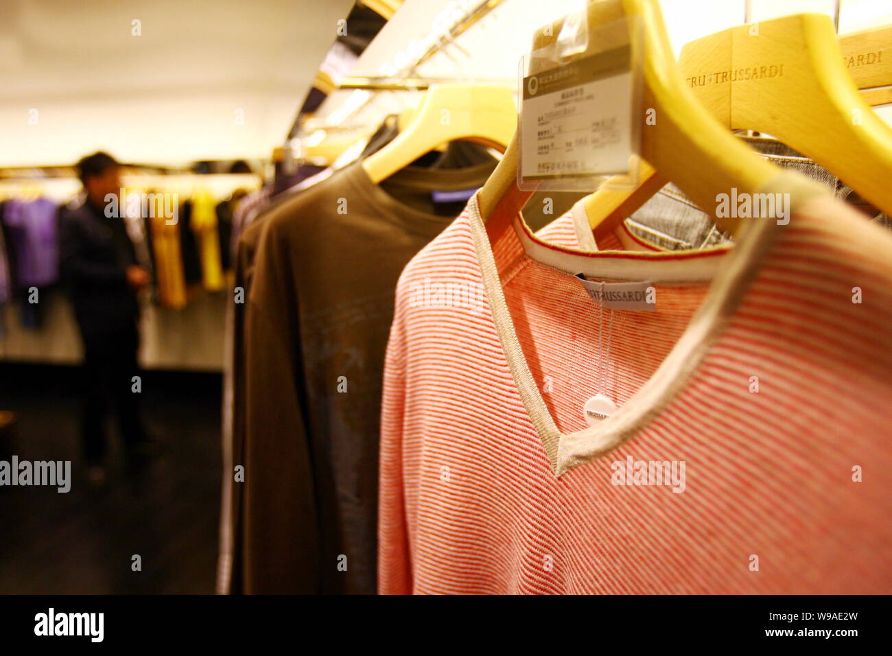 I vestiti sono visti per la vendita in un Trussardi boutique nella Città di Ningbo, est Chinas nella provincia di Zhejiang, 15 marzo 2010. Vestiti importati da alcuni dei wo Foto Stock