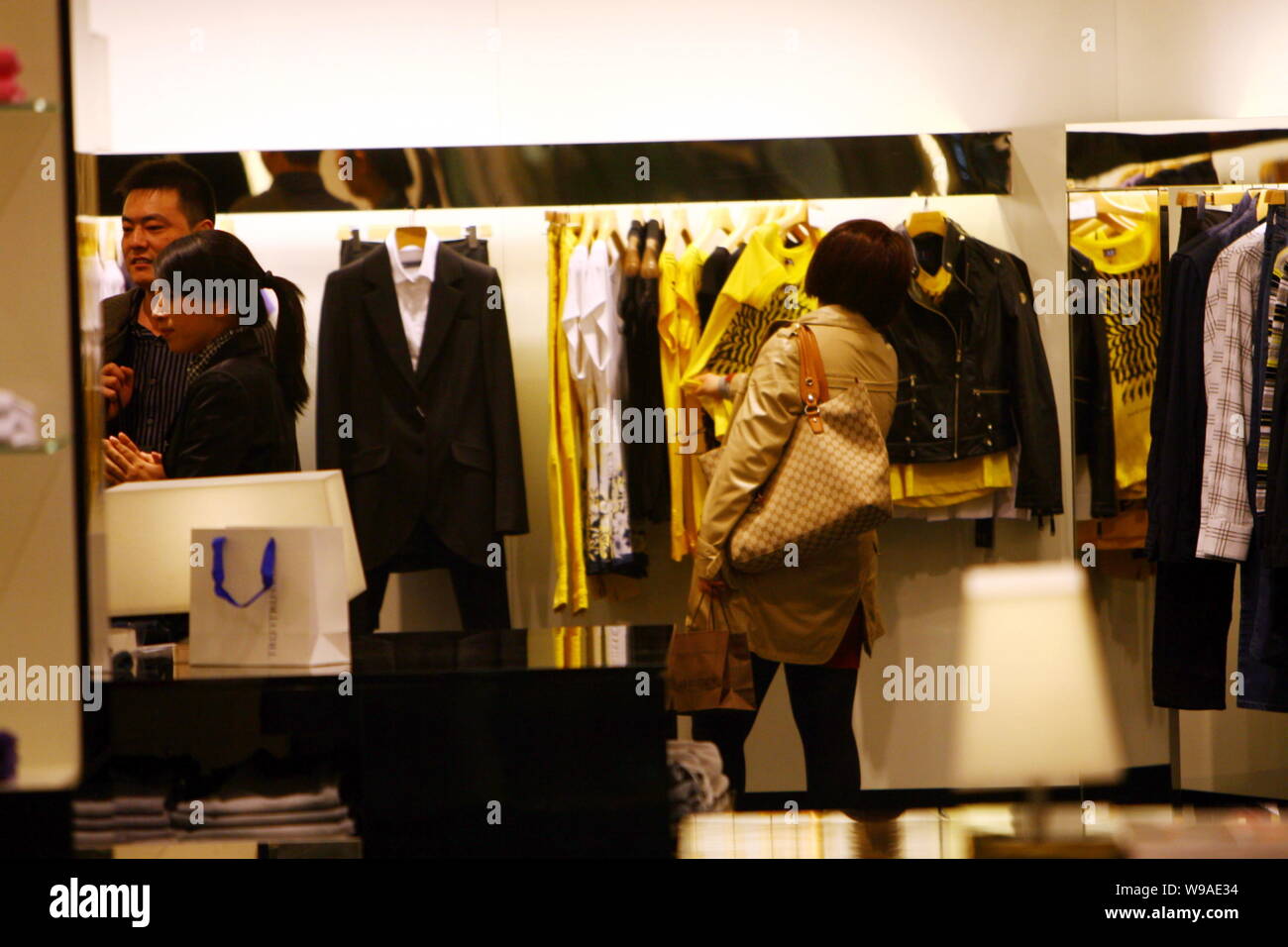 I clienti sono considerati acquisti in una Trussardi boutique nella Città di Ningbo, est Chinas nella provincia di Zhejiang, 15 marzo 2010. Vestiti importati da alcuni dei Foto Stock