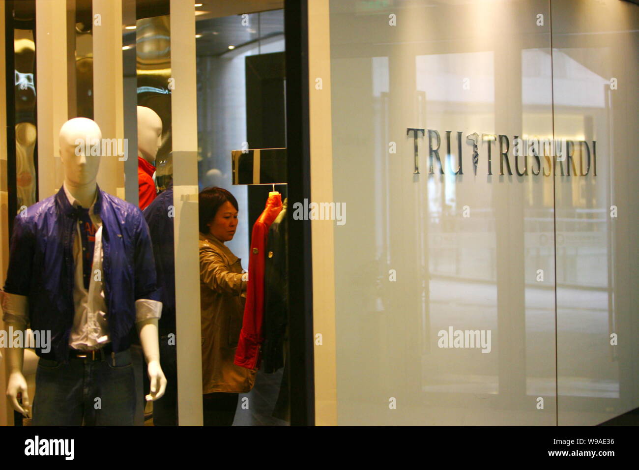 Un cliente è visto di shopping in una boutique Trussardi nella città di Ningbo, est Chinas nella provincia di Zhejiang, 15 marzo 2010. Vestiti importati da alcuni dei Foto Stock