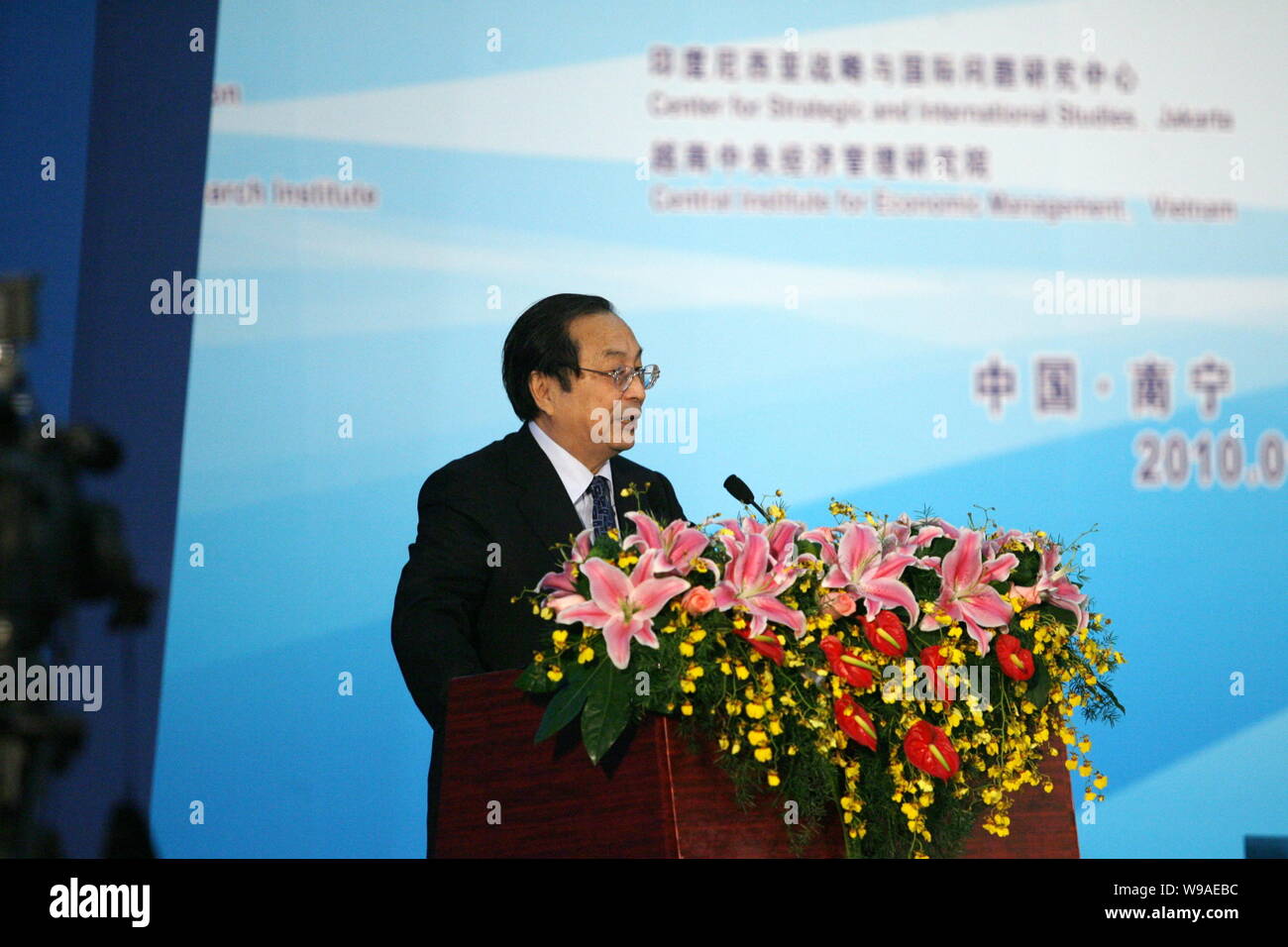 Jiang Zhenghua, Vice Presidente del Comitato Permanente dei Popoli nazionali Congresso della Cina, parla al Forum sulla Cina-ASEAN Freen Area commerciale Foto Stock