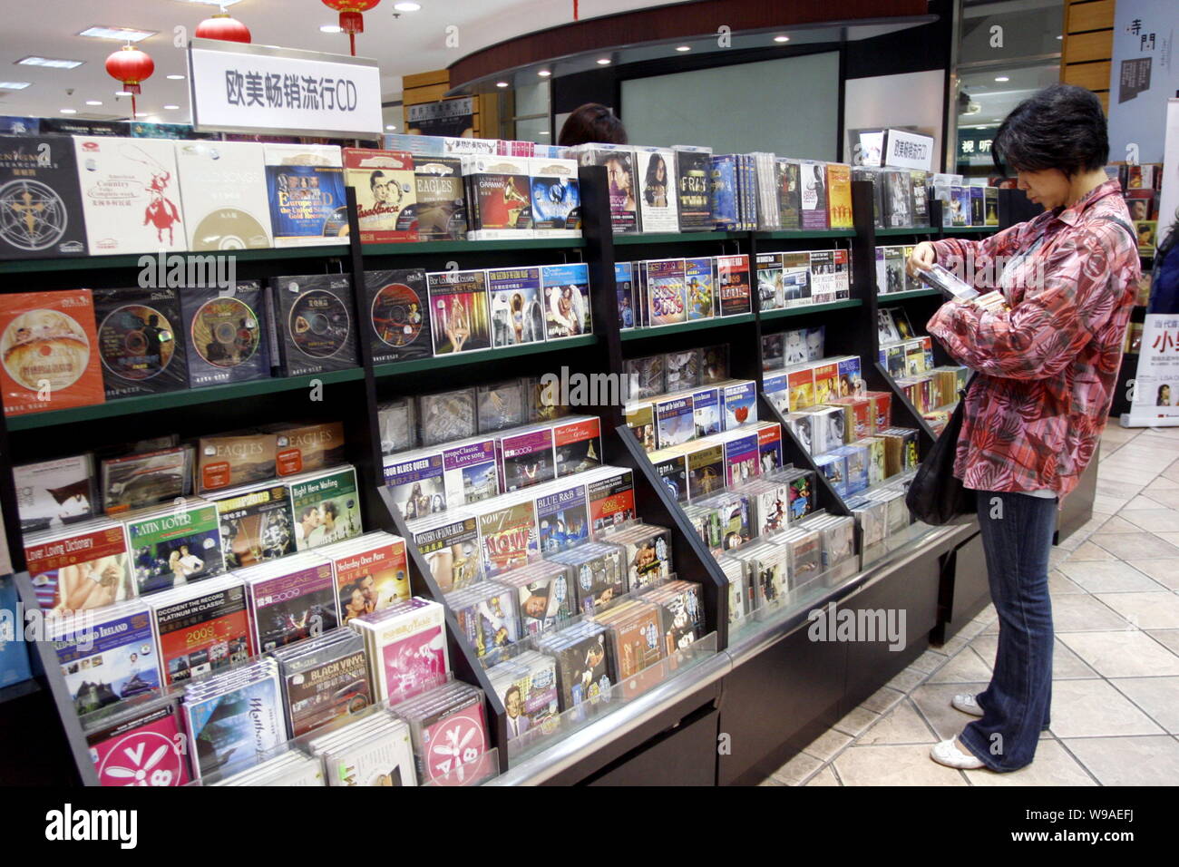 --FILE--un cliente cinese negozi per i CD protetti da copyright di musica straniera a Shanghai la città di prenotare in Cina a Shanghai, 24 settembre 2009. La Cina ha Foto Stock
