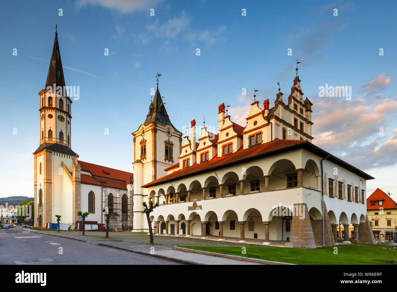 Città storica di hall e la basilica di San Giacomo a Levoca, Slovacchia. Foto Stock