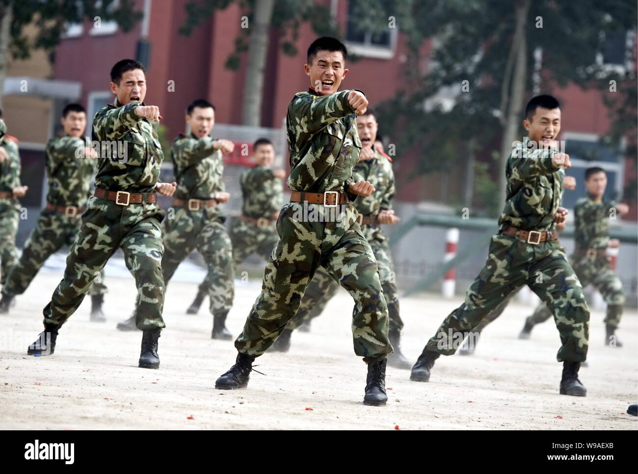 Cinese poliziotti paramilitari visualizza lotta abilità durante una distribuzione trapano a Pechino in Cina, 2 settembre 2010. La polizia di Pechino autorità detenevano Foto Stock