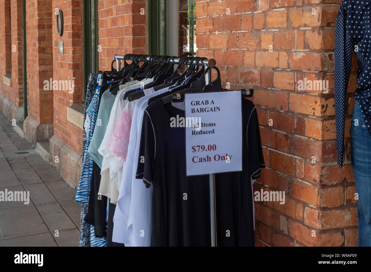 Capi di abbigliamento su un rack di vendita al di fuori di un negozio. Foto Stock