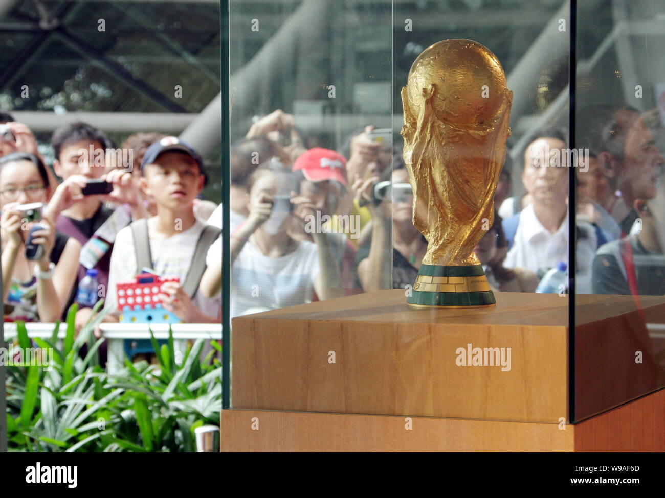 Visitatori guardare la Coppa del Mondo FIFA (o Jules Coppa Rimet) presso il Padiglione della Spagna nel mondo Expo Park in Cina a Shanghai, 30 agosto 2010. Il Foto Stock
