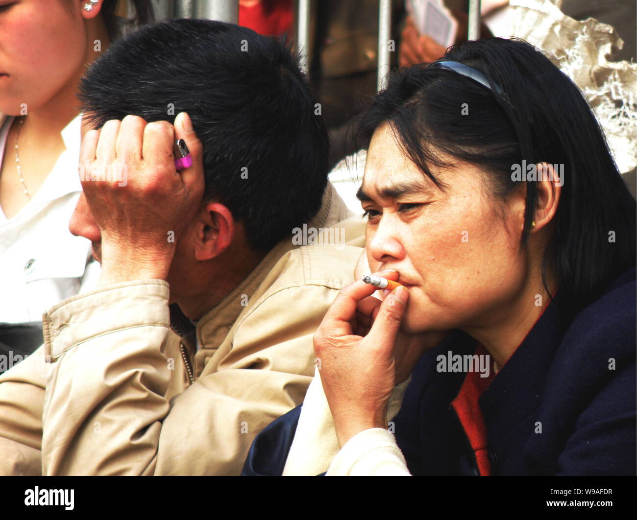 --File-- Una donna cinese fuma in una strada a Yichang city, porcellane centrale provincia di Hubei, 11 febbraio 2009. Secondo un rapporto Reuters, una rece Foto Stock